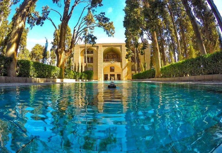 چرا تو حوض باغ فین پول میریزن؟