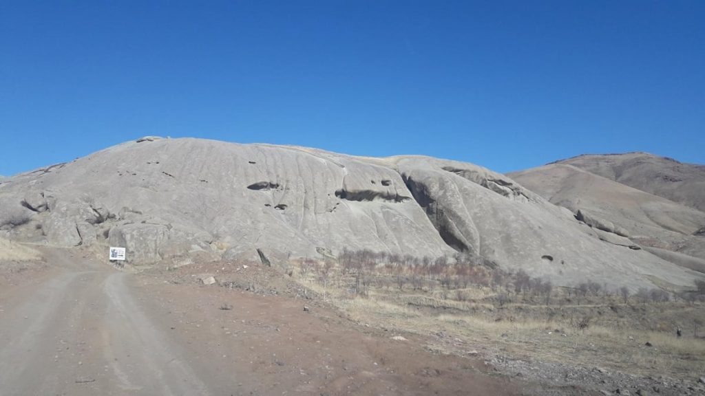 نمای بیرونی ایوان سنگی نیاق