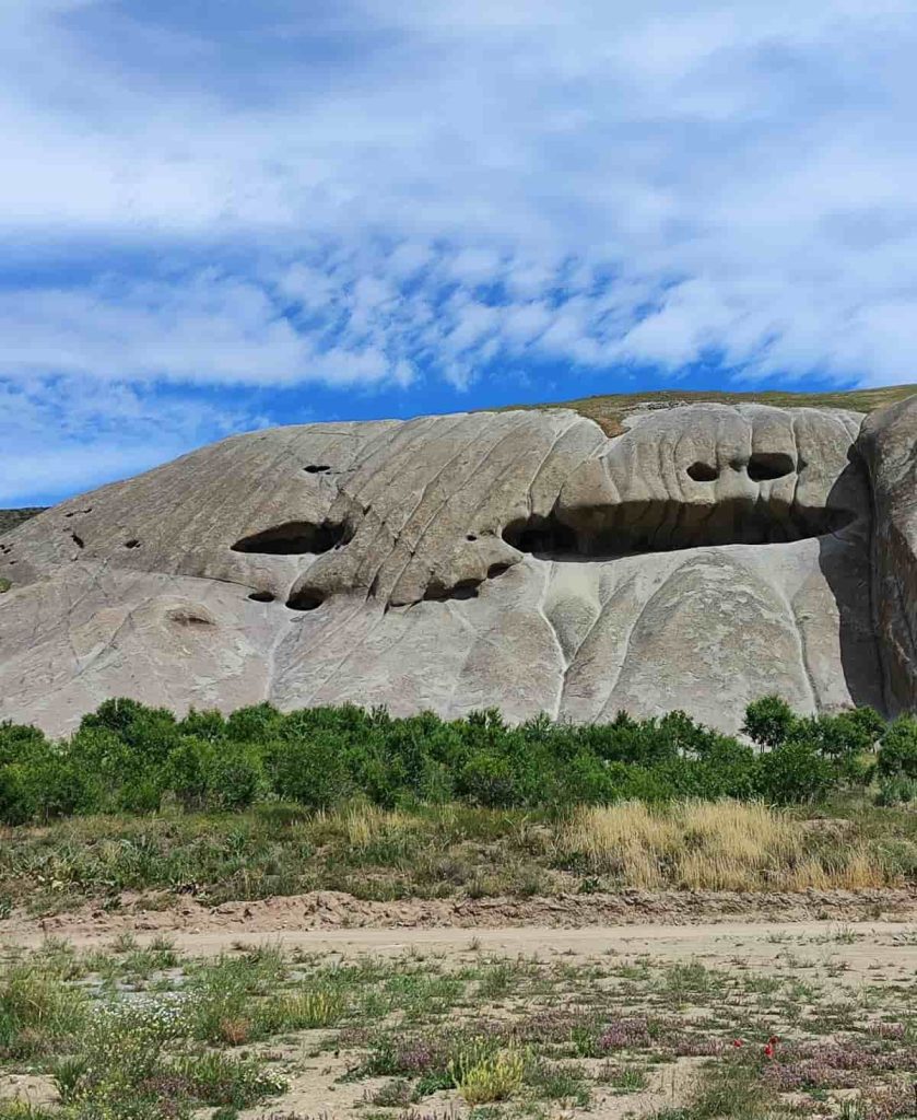 نمای بیرونی ایوان سنگی نیاق